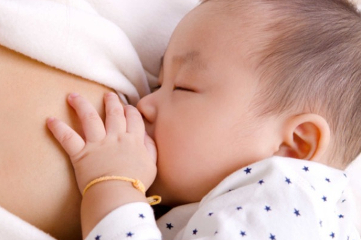 ĐANG CHO CON BÚ ĂN VẢI ĐƯỢC KHÔNG
