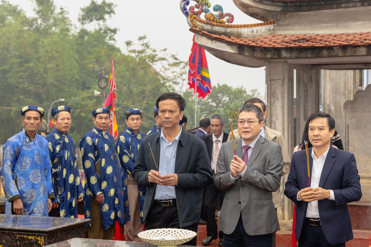 https://giadinh.mediacdn.vn/zoom/1200_800/296230595582509056/2025/12/19/0b1a2132-17661067511901417545292-81-0-1681-2560-crop-1766107083575841168103.jpg