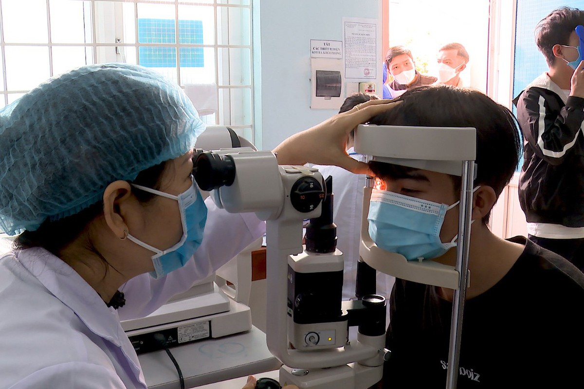 Nghĩa vụ quân sự 2027: Cận thị bao nhiêu độ thì được tạm hoãn nhập ngũ?