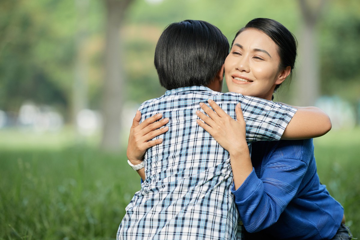Con trai nói: 'Bạn nào trong lớp cũng giàu', câu trả lời của mẹ gây tranh cãi dữ dội