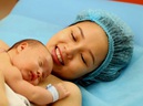 Càng mưa gió lạnh giá càng cần cái ôm đầu tiên để con khỏe mạnh