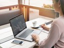 Người phụ nữ phát hiện bị đột quỵ khi nhìn vào màn hình máy tính