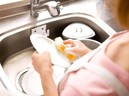 Nơi bẩn nhất trong nhà không phải là phòng vệ sinh mà chính là khu vực này: Bạn dùng mỗi ngày nhưng chắc chắn chưa biết cách vệ sinh cho đúng!