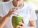 Nước dừa tốt cho sức khỏe, nhưng uống nước dừa sau tiêm vaccine phòng COVID-19 cách này lại có hại