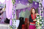 Cô dâu 62 tuổi ở Cao Bằng mặc chiếc áo của mẹ chồng trong ngày cưới