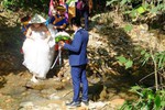 Hành trình gian nan trên đường về nhà chồng của cô dâu 61 tuổi
