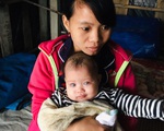 Xót xa đôi vợ chồng mù mong có tiền cứu đôi mắt cho con gái 3 tháng tuổi