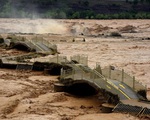 Tin lũ lụt mới nhất ở Trung Quốc: Sập cầu ở thác nước màu vàng lớn nhất thế giới, khách du lịch không được tham quan