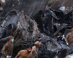 Thi thể từ trên trời rơi xuống trong vụ tai nạn máy bay ở Pakistan
