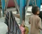 Nghẹn lòng bé trai cố đánh thức mẹ vừa qua đời do nắng nóng kỷ lục ở Ấn Độ