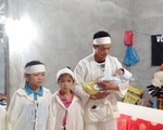 Xót xa cảnh người đàn ông nuôi 4 con nhỏ nheo nhóc, khát sữa khi vợ vừa qua đời vì ung thư