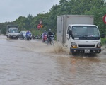 Hà Nội mưa tầm tã, đường gom Đại lộ Thăng Long ngập sâu cả mét