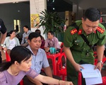 Tưởng bả chó là kẹo mút, hai cháu bé nhặt ăn khiến một bé tử vong