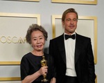Nữ diễn viên Hàn Quốc đầu tiên giành tượng vàng Oscar bất ngờ hóa &apos;fangirl&apos; vì gặp thần tượng Brad Pitt