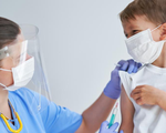 Mỹ bắt đầu tiêm vaccine COVID-19 cho cả trẻ em
