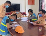 Nam thanh niên bịt mắt phóng xe máy