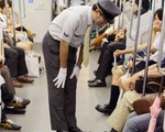 Chuyện về người lái tàu đi vệ sinh lúc tàu chạy với tốc độ 150km/h và tranh cãi xung quanh văn hóa xin lỗi gây ám ảnh của người Nhật