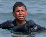 Khoảnh khắc cậu bé di cư bật khóc giữa biển nước mênh mông, dùng chai nhựa để bơi đến miền đất hứa gây chấn động thế giới