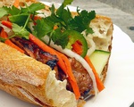 Quán bánh mì thịt nướng bán không ngừng tay ở phố Nguyễn Trãi, từng được tạp chí du lịch Mỹ vinh danh ngon nhất thế giới