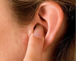 Gội đầu bị nước vào tai, nếu xuất hiện dấu hiệu này cần đi khám sớm