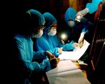Xúc động hình ảnh các y bác sỹ trắng đêm theo dõi tình hình dịch bệnh COVID-19 tại Vĩnh Phúc