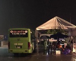 Mưa lớn, Hà Tĩnh điều xe buýt làm chỗ trú mưa cho lực lượng chốt trực phòng, chống dịch