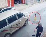 Bé trai lao ra đường suýt bị ô tô đâm trúng, soi camera an ninh phụ huynh &apos;tái mặt&apos;