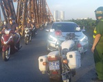 Say xỉn, tài xế ô tô chở bạn lên cầu Long Biên ngắm cảnh