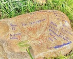 Hòn đá khắc chữ ở công viên giúp cảnh sát vạch trần tội ác của gã hàng xóm cưỡng hiếp bé gái 12 tuổi suốt 7 năm trời