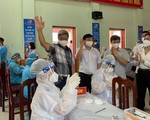 Thứ trưởng Nguyễn Trường Sơn động viên nhân viên y tế và người dân tại các điểm tiêm chủng ở Lục Nam