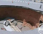 Cảnh tượng thót tim: Đi ngang ngã tư, ô tô con bất ngờ bị &quot;hố tử thần&quot; nuốt chửng