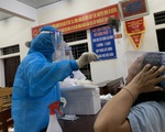 Nhân viên y tế trắng đêm lấy mẫu xét nghiệm cho người dân TP.Hà Tĩnh