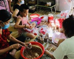 Ảnh: Người dân Thừa Thiên Huế quyên góp rau củ, làm thức ăn khô gửi vào TP.HCM