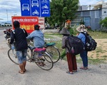 Nhói lòng cảnh 4 mẹ con thất nghiệp đạp xe từ Đồng Nai để về quê Nghệ An