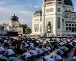 Hàng nghìn người Indonesia tụ tập cầu nguyện giữa đại dịch Covid-19
