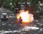 Hai bố con nguy kịch vì xe đạp điện phát nổ trên đường