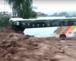 Nước lũ dâng cao đe dọa tính mạng của 71 người, anh công nhân nhanh trí ra tay cứu sống vì 'nhân quả'