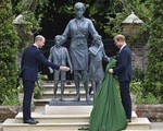 Khoảnh khắc đặc biệt giữa Hoàng tử William và Harry "gây sốt MXH", dù thế nào họ vẫn là anh em một nhà