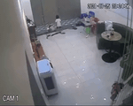H&atilde;i h&ugrave;ng gi&acirc;y ph&uacute;t sinh tử của ch&aacute;u b&eacute; bị cửa cuốn đ&egrave; ngang người