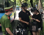 Hà Nội: Công an 'đón lõng' xử phạt người đi đường không đeo khẩu trang
