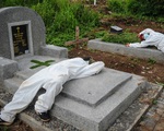Bác sĩ Indonesia giằng xé chọn người sống, chết giữa &apos;sóng thần&apos; Covid-19