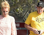 Cha của Britney Spears rút khỏi quyền bảo hộ của con gái, tuy nhiên cô vẫn chưa được tự do vì lý do này