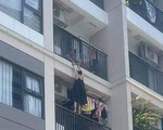 Hà Nội: Giận chồng, vợ treo mình lơ lửng ngoài ban công chung cư cao tầng