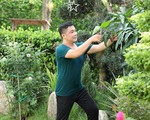 Diễn viên Lý Hùng chăm sóc khu vườn xanh mướt trong biệt thự 700m2