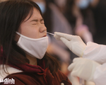 Thấy ngứa họng, người phụ nữ ở Hà Nội bất ngờ dương tính SARS-CoV-2, Thủ đô thêm 19 ca