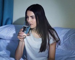 Đây là điều xảy ra với cơ thể nếu bạn có thói quen uống một cốc nước trước khi đi ngủ