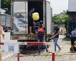 CSGT TP.HCM phát hiện 6 người trong thùng xe tải