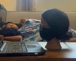Nữ sinh ngủ ngon lành nhưng cô giáo tưởng đang học online chăm chỉ, nhìn kỹ thì ngất lịm vì trò lừa quá tinh quái