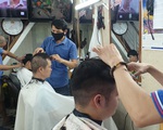 Thợ không ngơi tay trong “Ngày hội đàn ông đi cắt tóc”