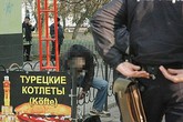 Một người đàn ông Ukraine bẻ cổ tự tử giữa đường phố Một người đàn ông Ukraine bẻ cổ tự tử giữa đường phố
